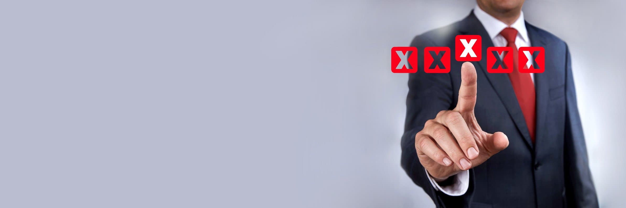 Mann zeigt mit Zeigefinger auf das Xbusiness Logo